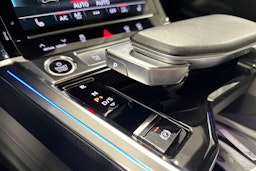 harmaa Audi Q8 e-tron 2024 kuva 29.
