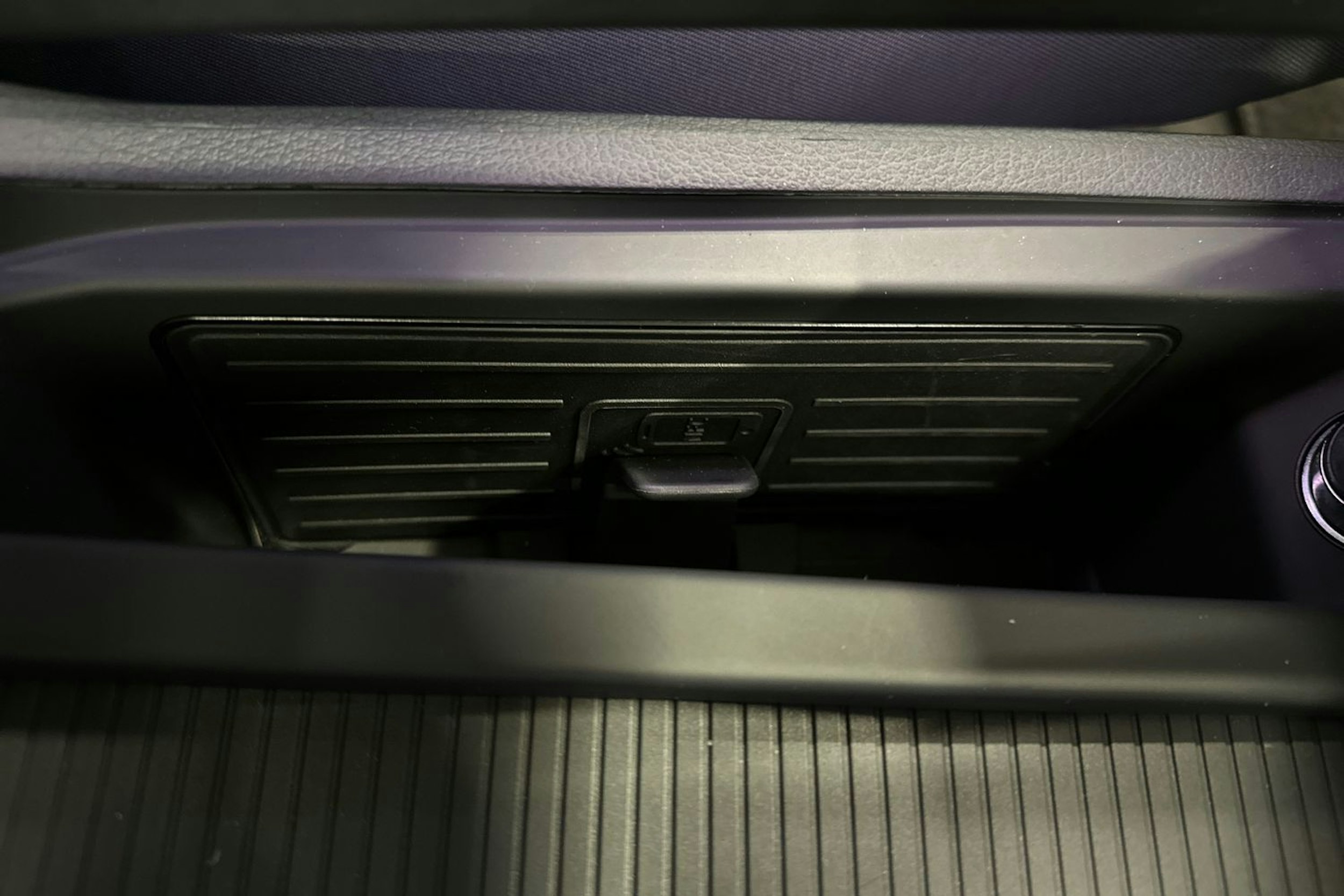 harmaa Audi Q8 e-tron 2024 kuva 32.