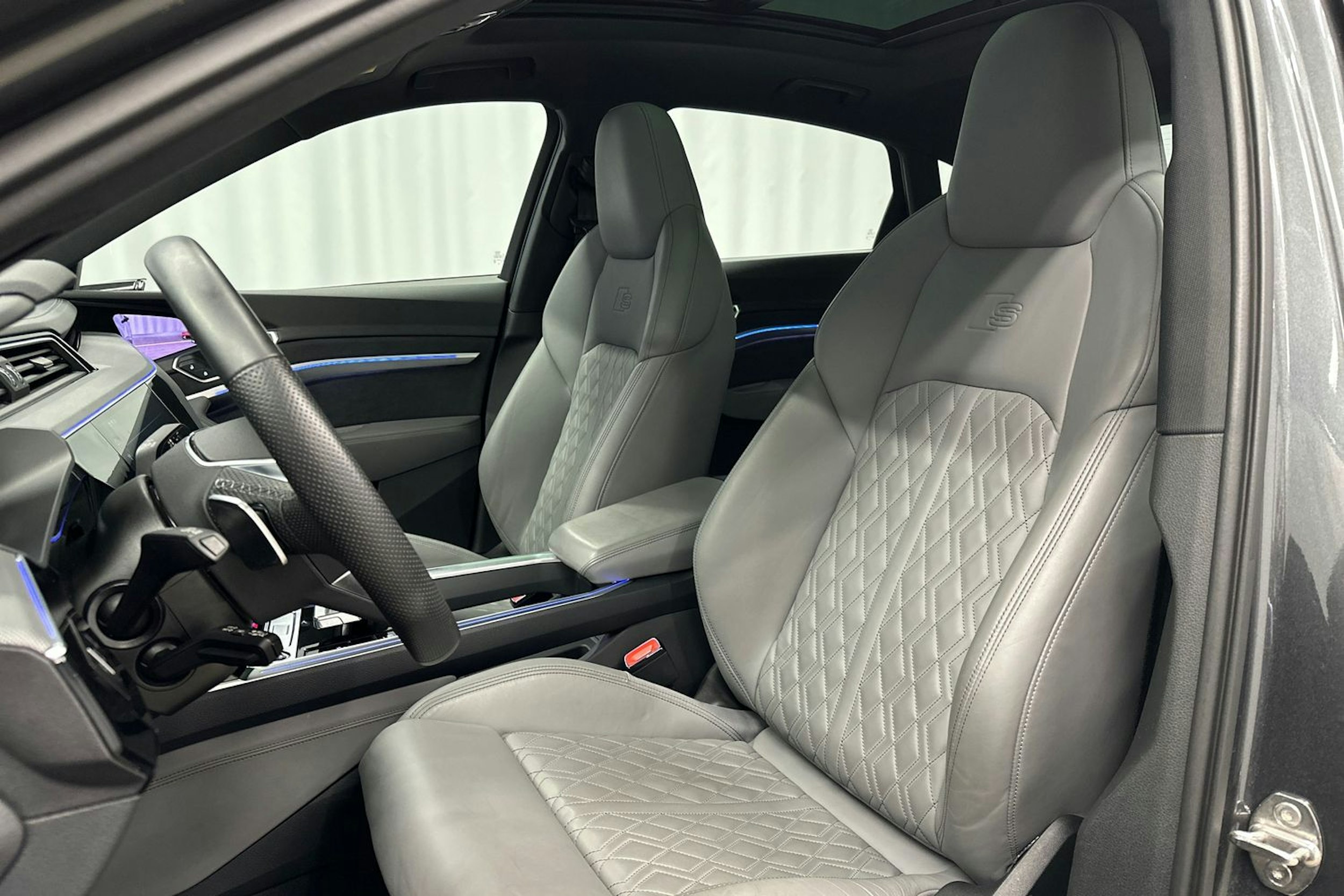 harmaa Audi Q8 e-tron 2024 kuva 33.