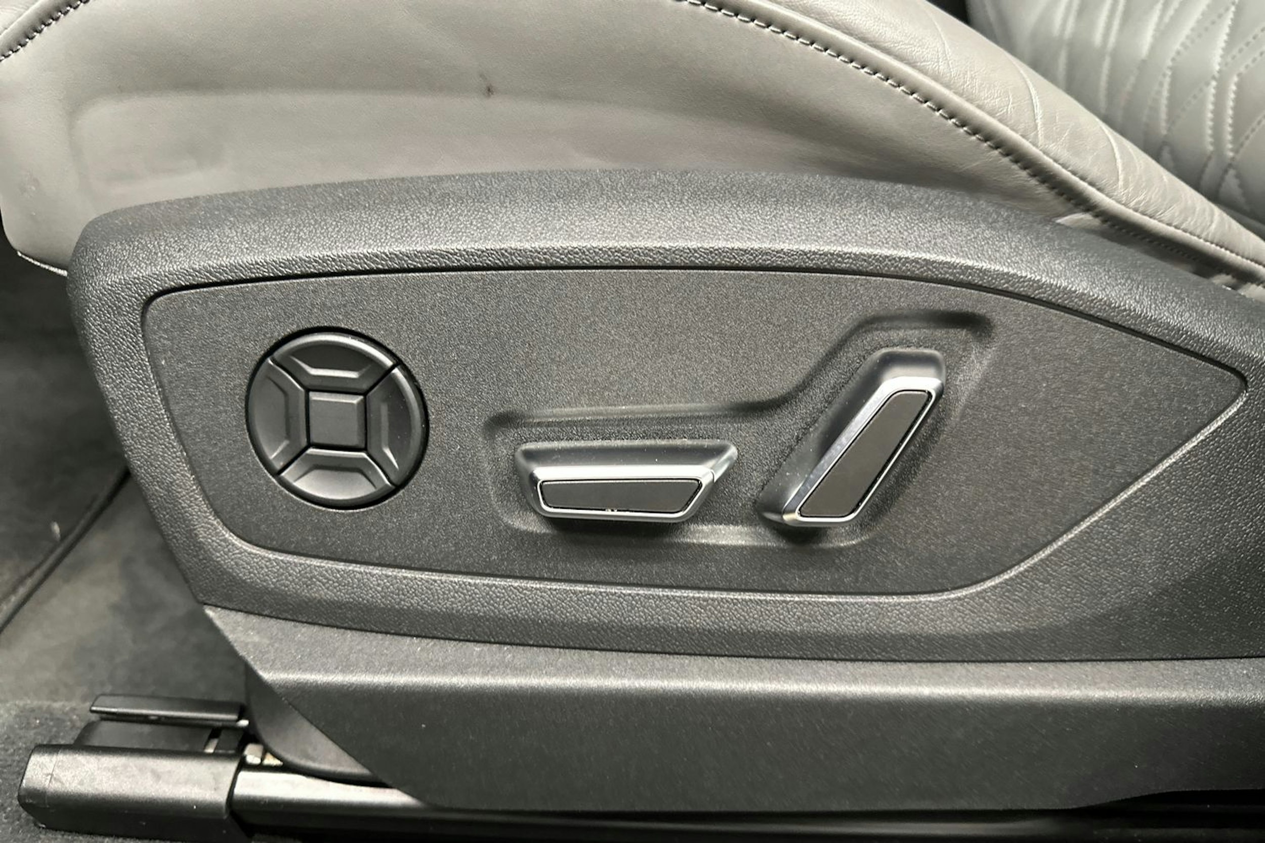 harmaa Audi Q8 e-tron 2024 kuva 34.