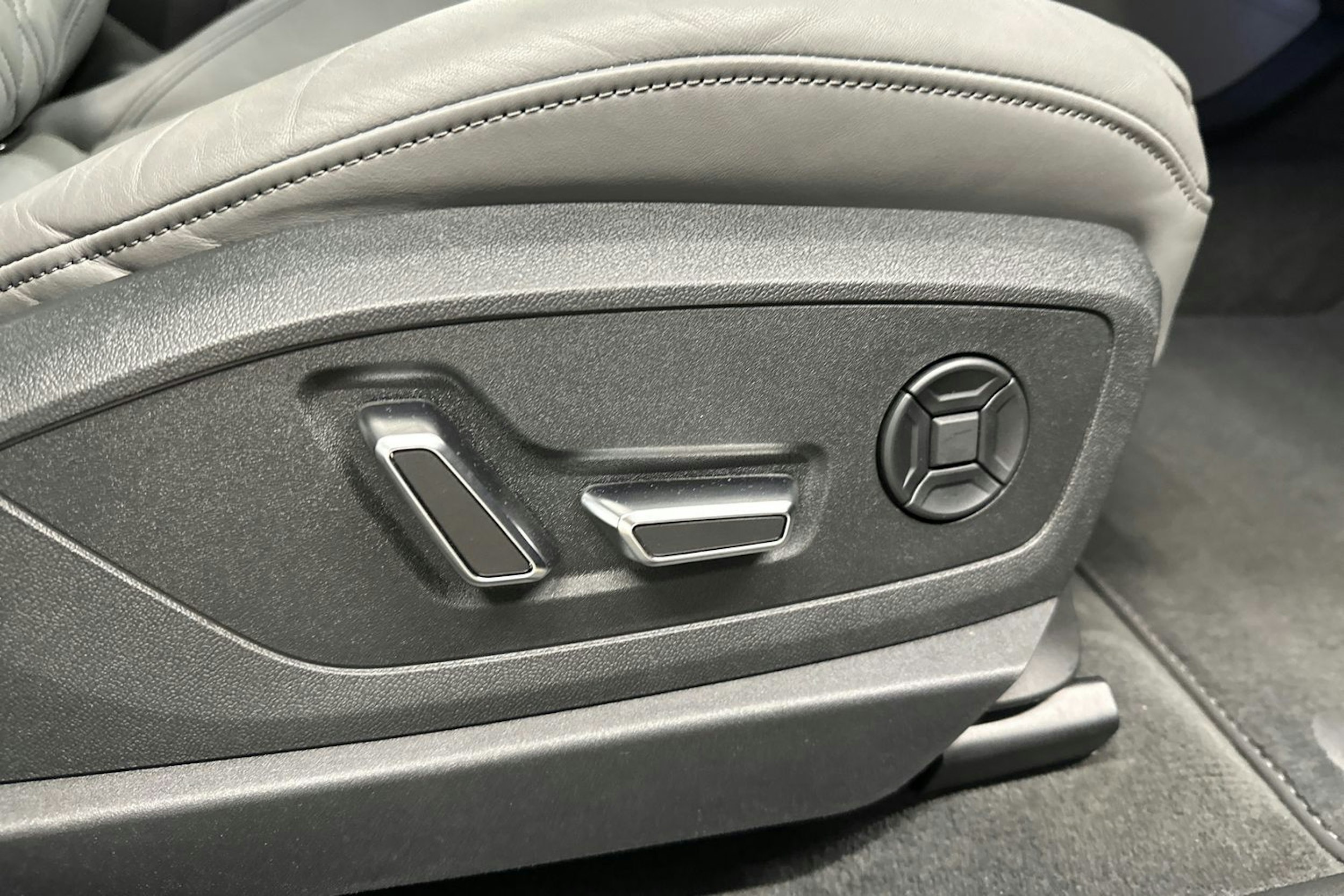 harmaa Audi Q8 e-tron 2024 kuva 36.