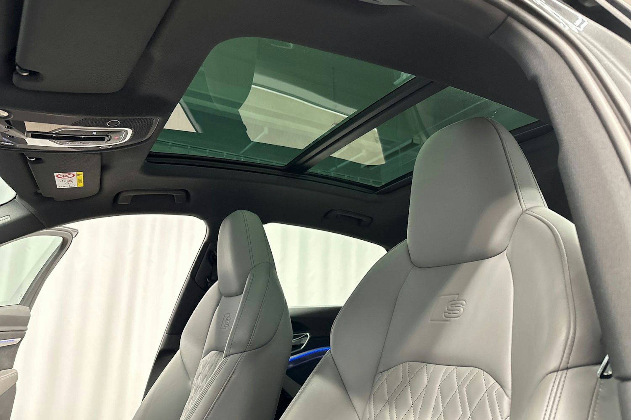 harmaa Audi Q8 e-tron 2024 kuva 37.