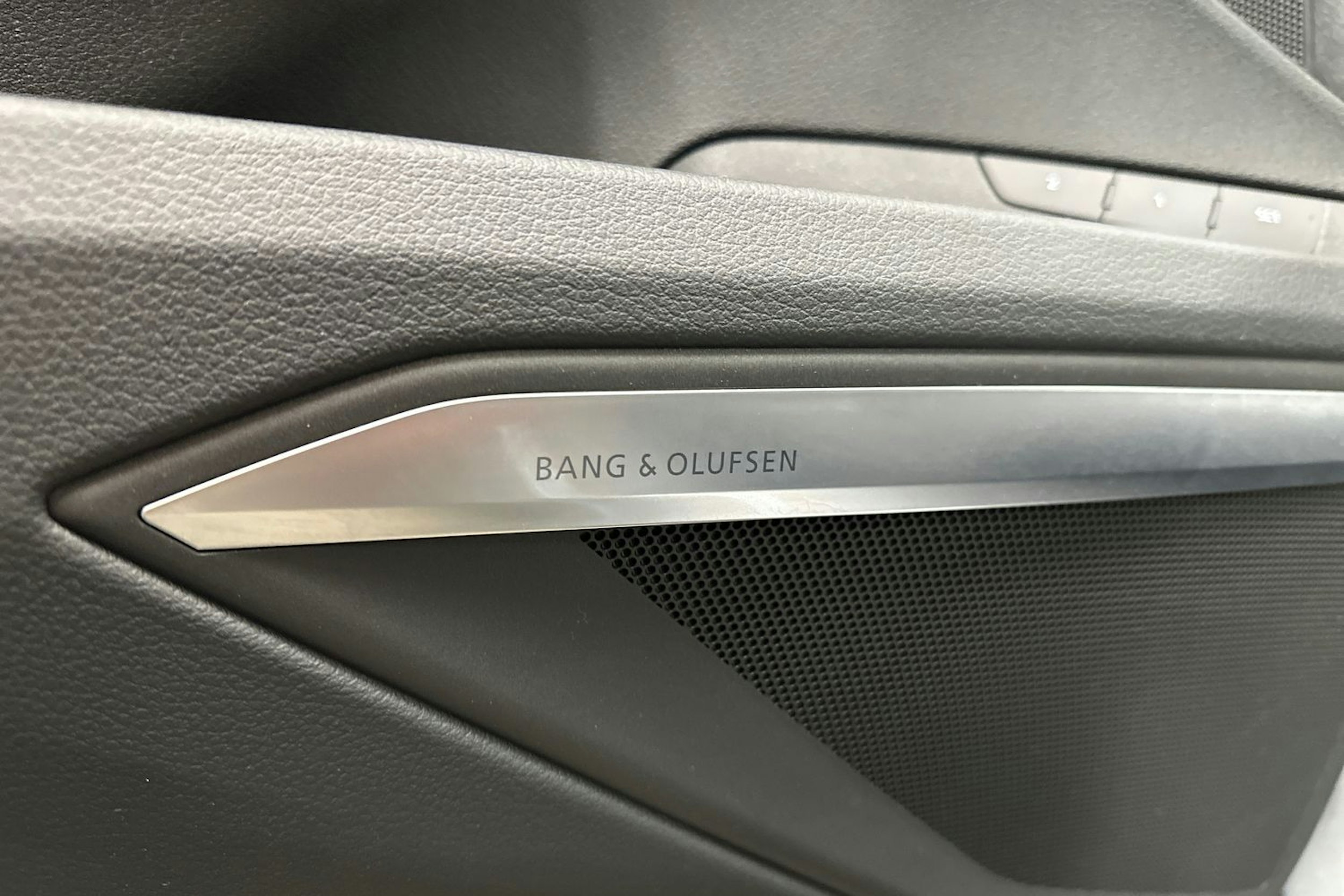 harmaa Audi Q8 e-tron 2024 kuva 38.
