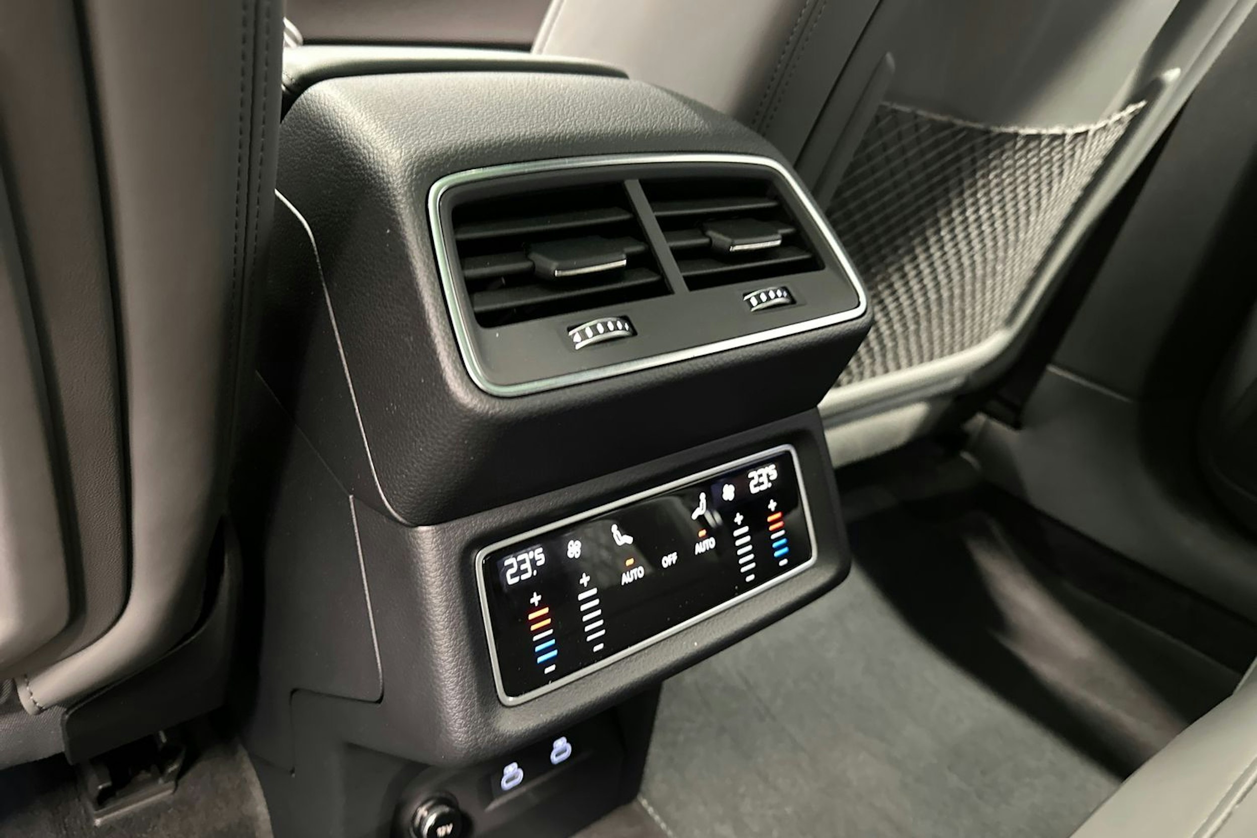 harmaa Audi Q8 e-tron 2024 kuva 39.