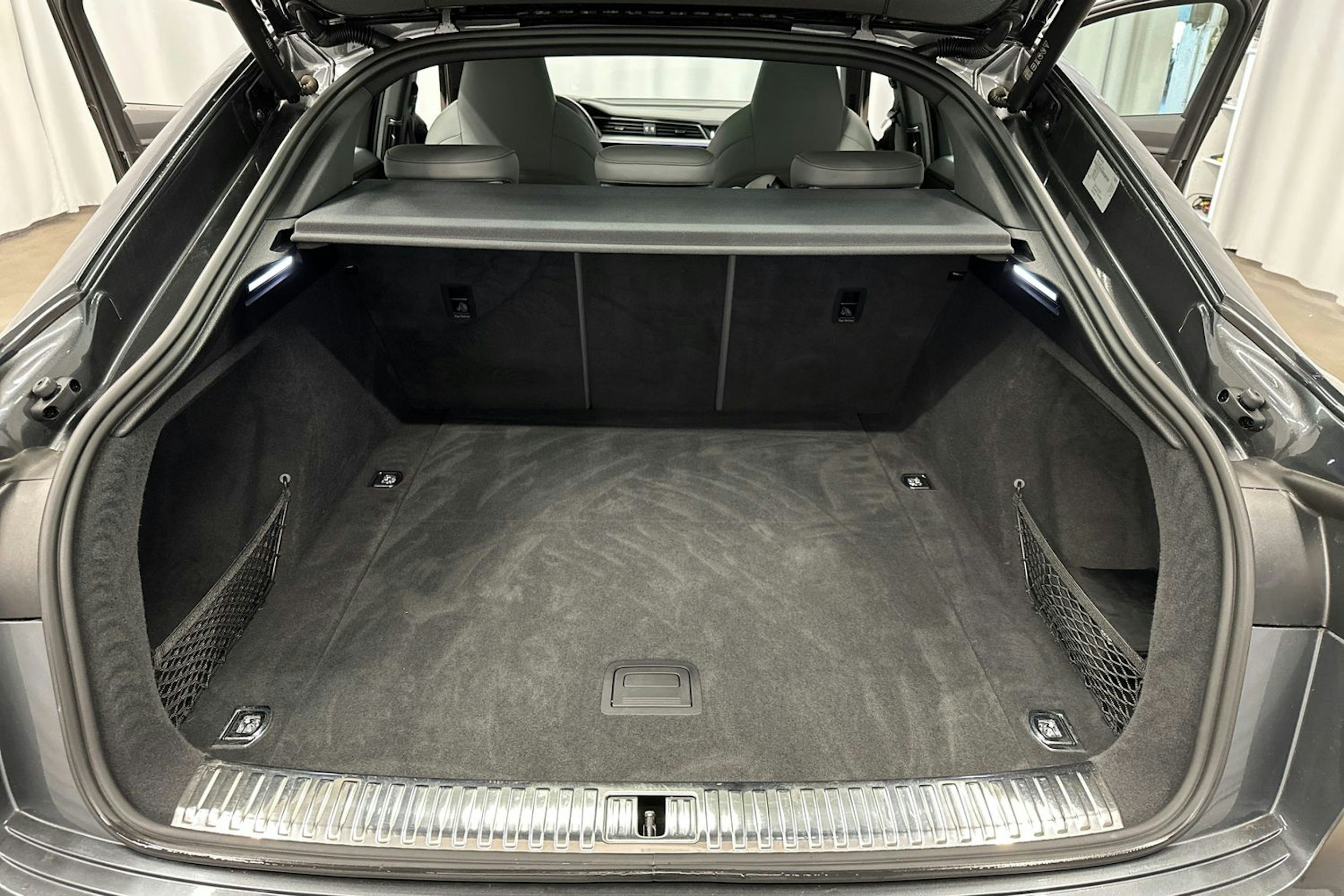 harmaa Audi Q8 e-tron 2024 kuva 40.