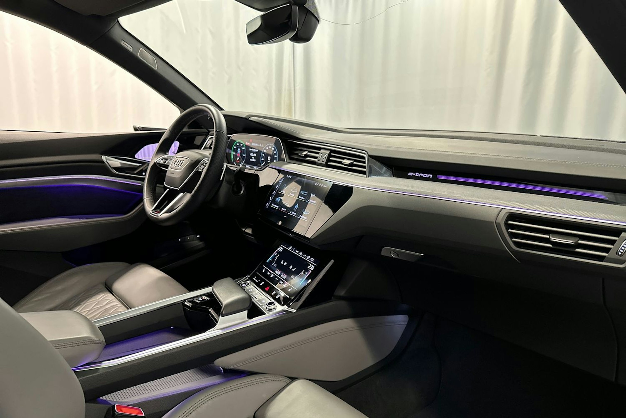 harmaa Audi Q8 e-tron 2024 kuva 42.