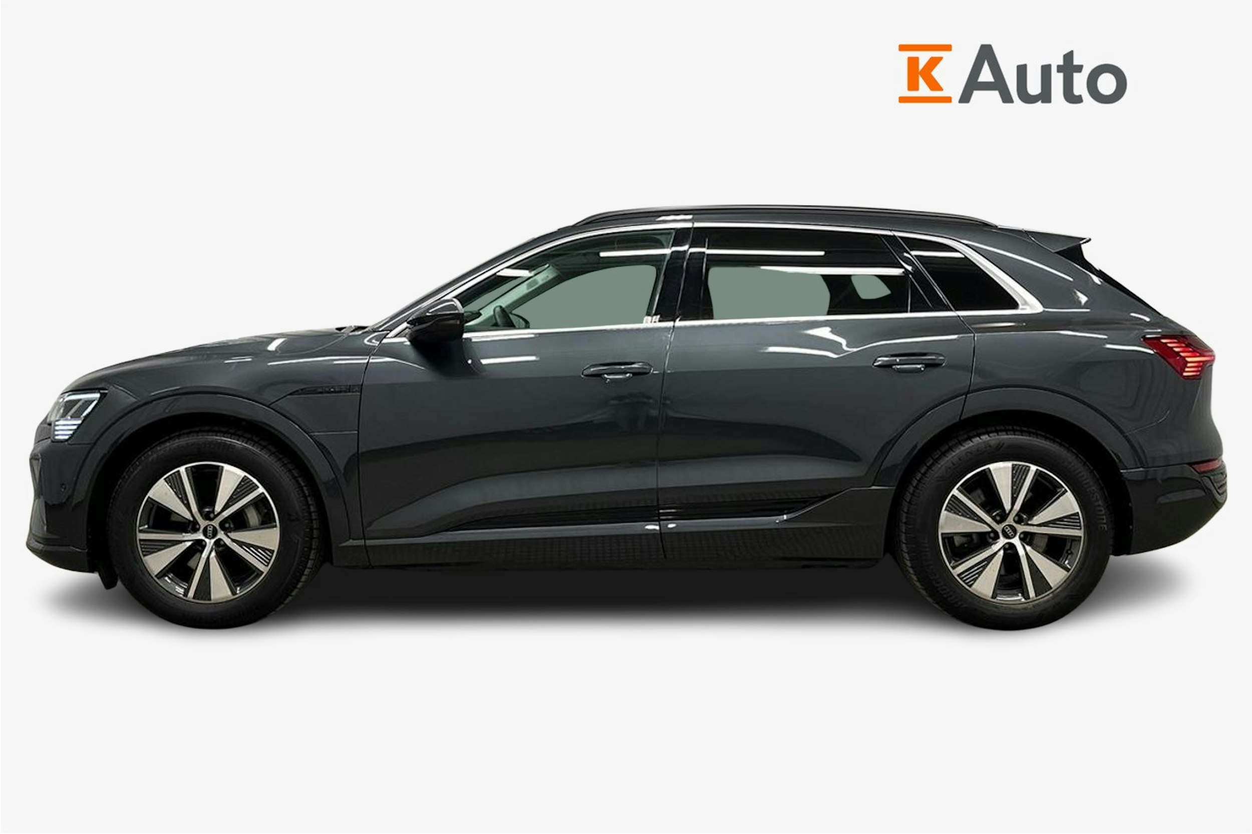harmaa Audi Q8 e-tron 2024 kuva 6.