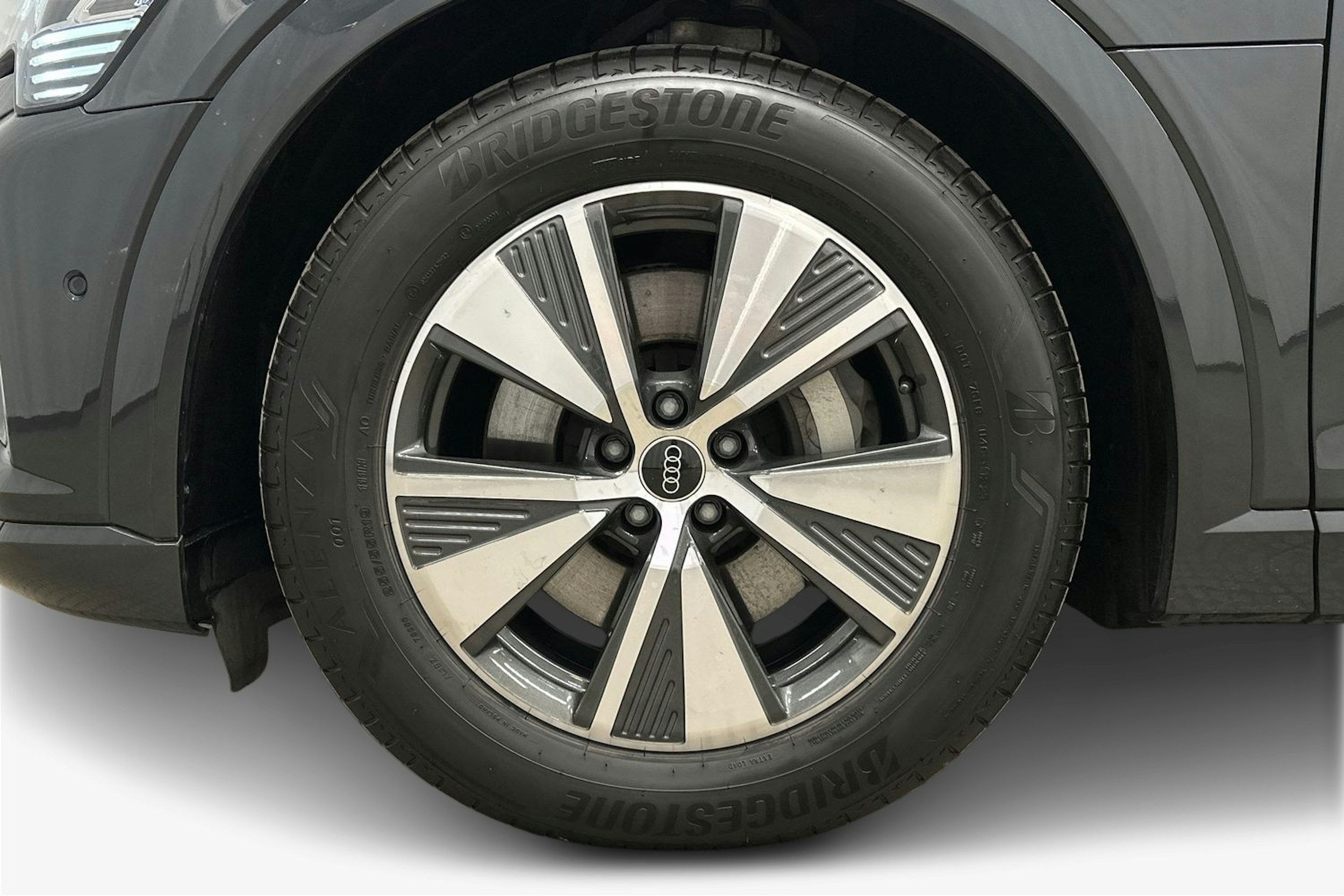 harmaa Audi Q8 e-tron 2024 kuva 11.