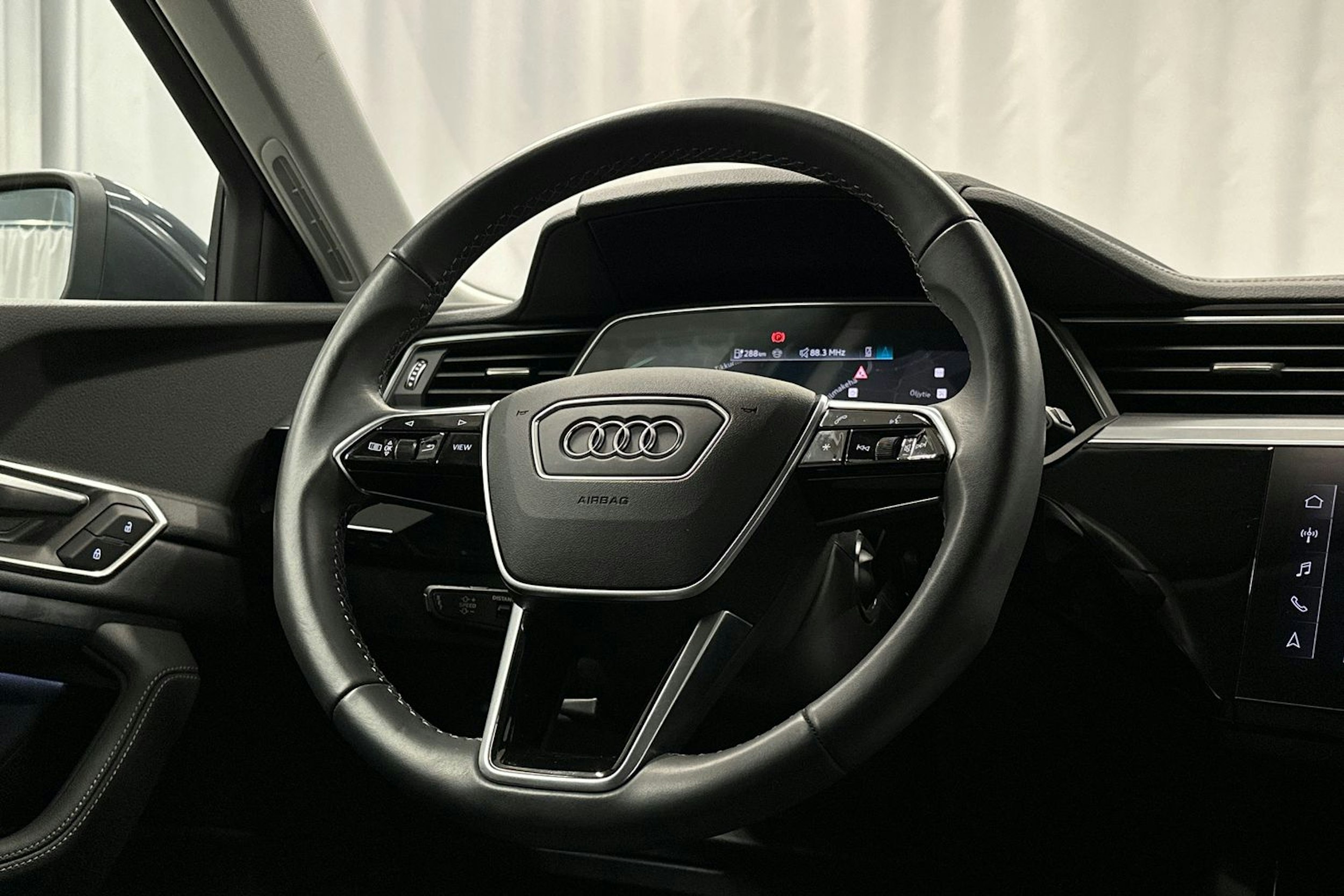 harmaa Audi Q8 e-tron 2024 kuva 17.