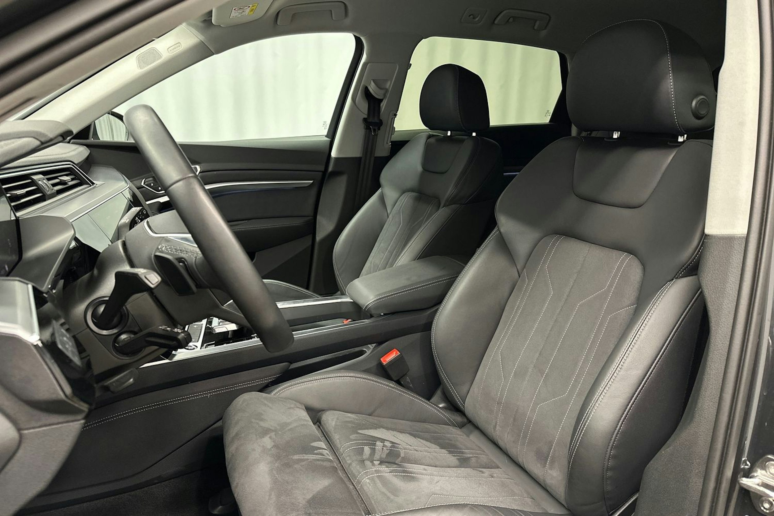harmaa Audi Q8 e-tron 2024 kuva 18.