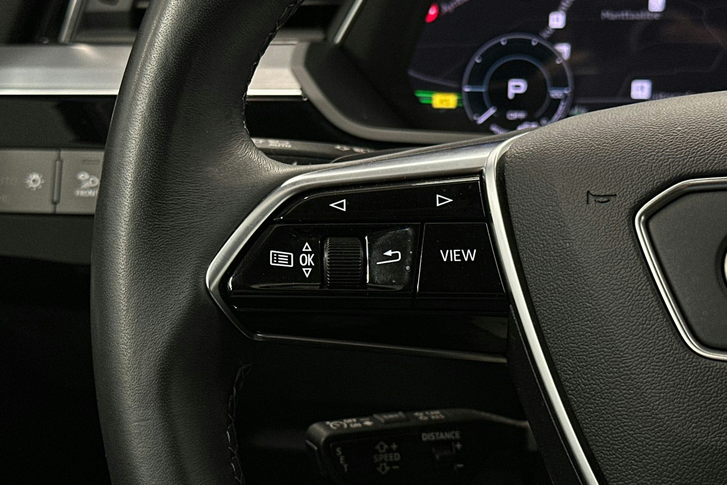 harmaa Audi Q8 e-tron 2024 kuva 19.