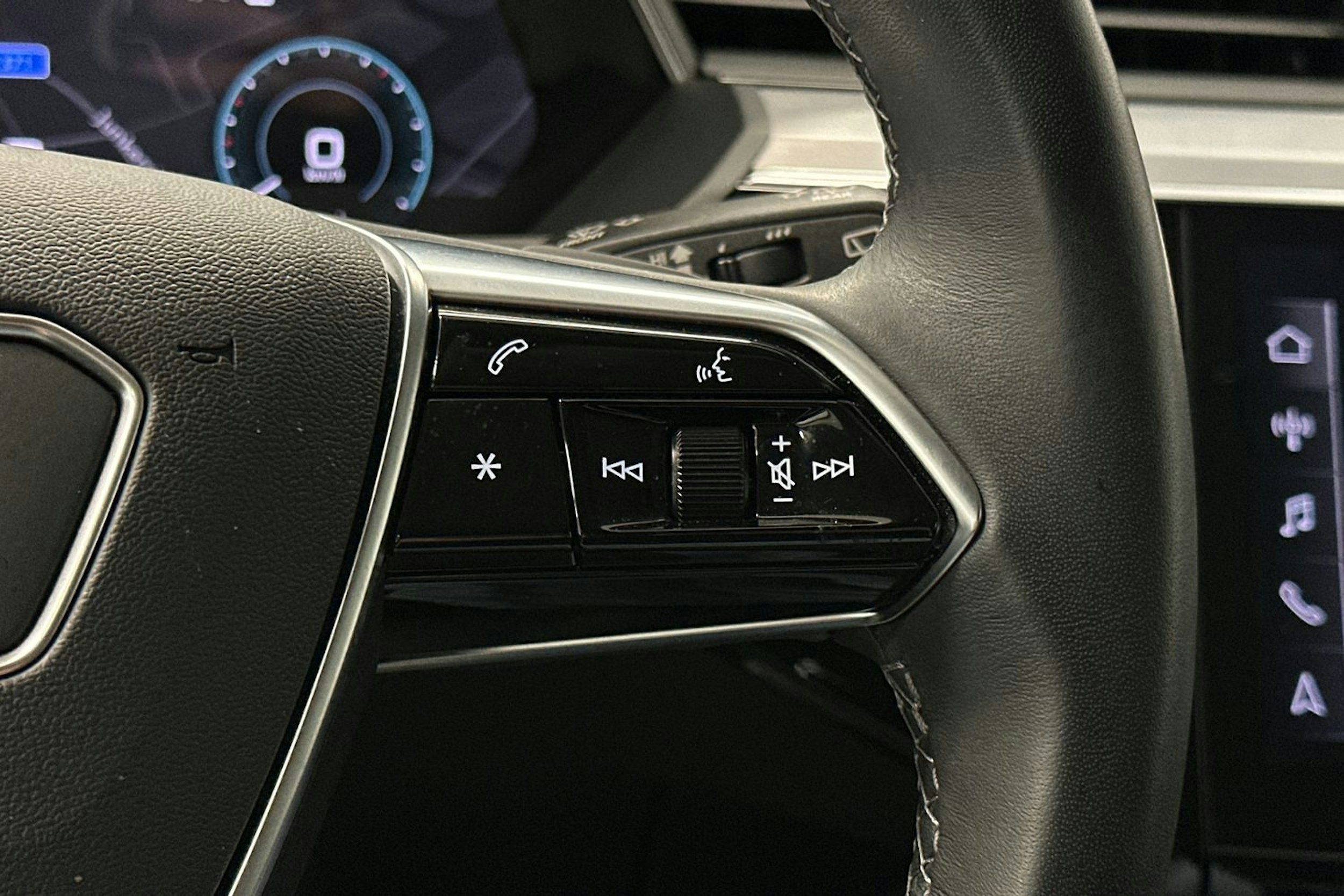 harmaa Audi Q8 e-tron 2024 kuva 20.