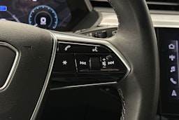 harmaa Audi Q8 e-tron 2024 kuva 20.