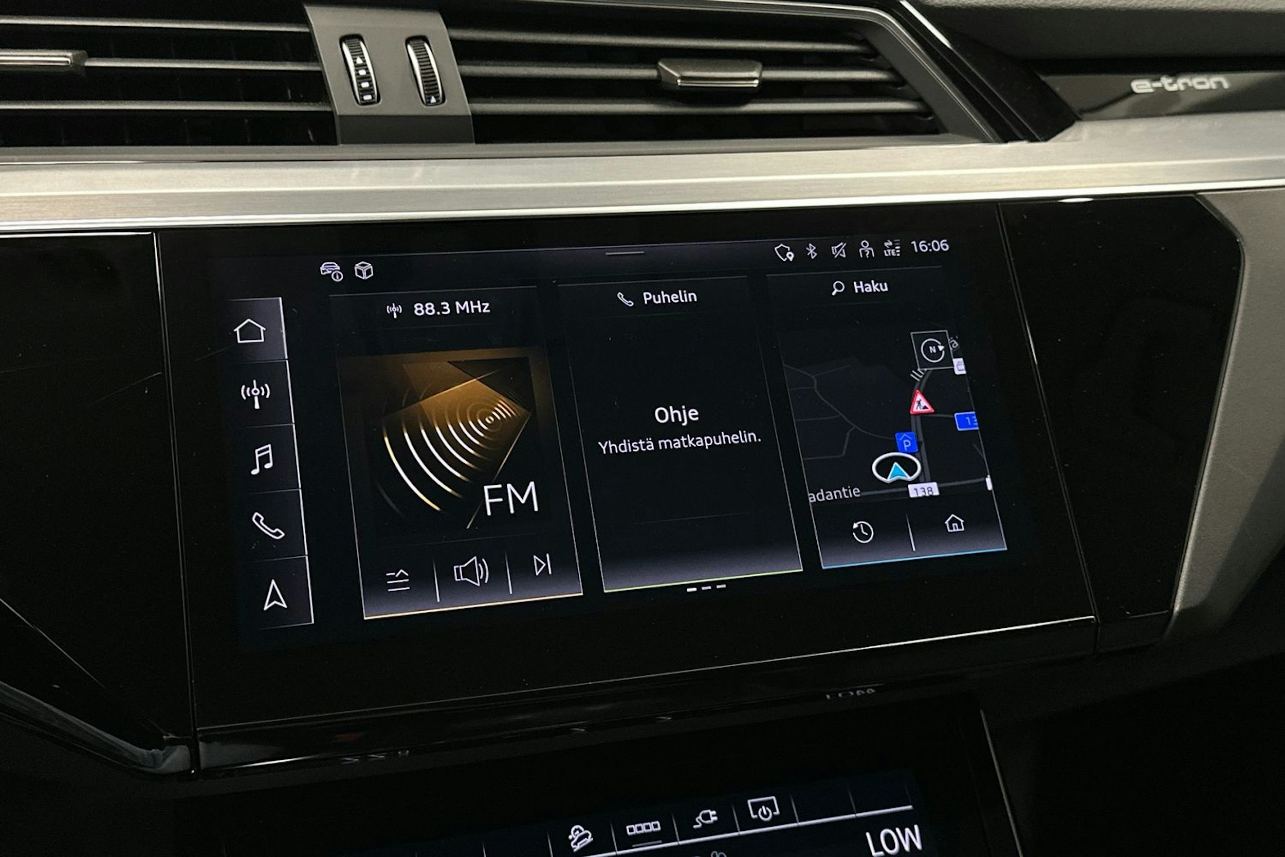 harmaa Audi Q8 e-tron 2024 kuva 23.