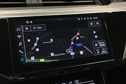 harmaa Audi Q8 e-tron 2024 kuva 24.