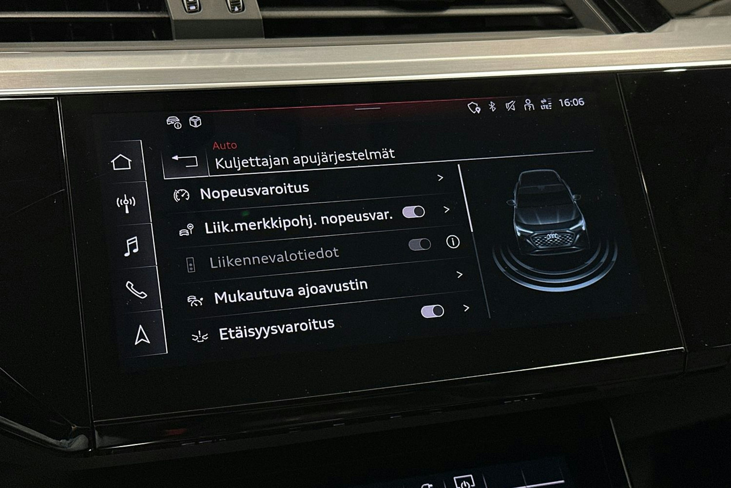 harmaa Audi Q8 e-tron 2024 kuva 26.