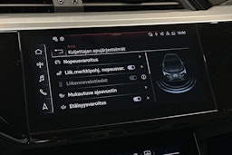 harmaa Audi Q8 e-tron 2024 kuva 26.