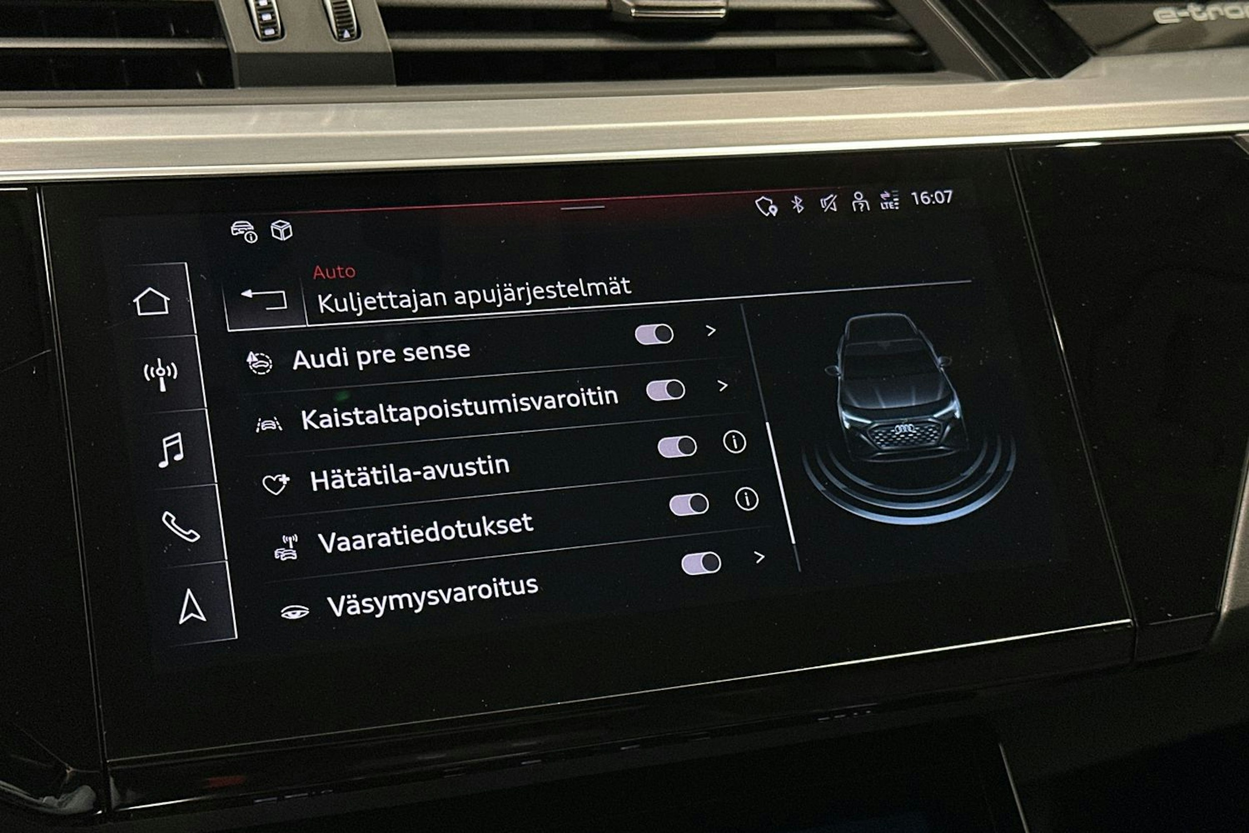 harmaa Audi Q8 e-tron 2024 kuva 27.