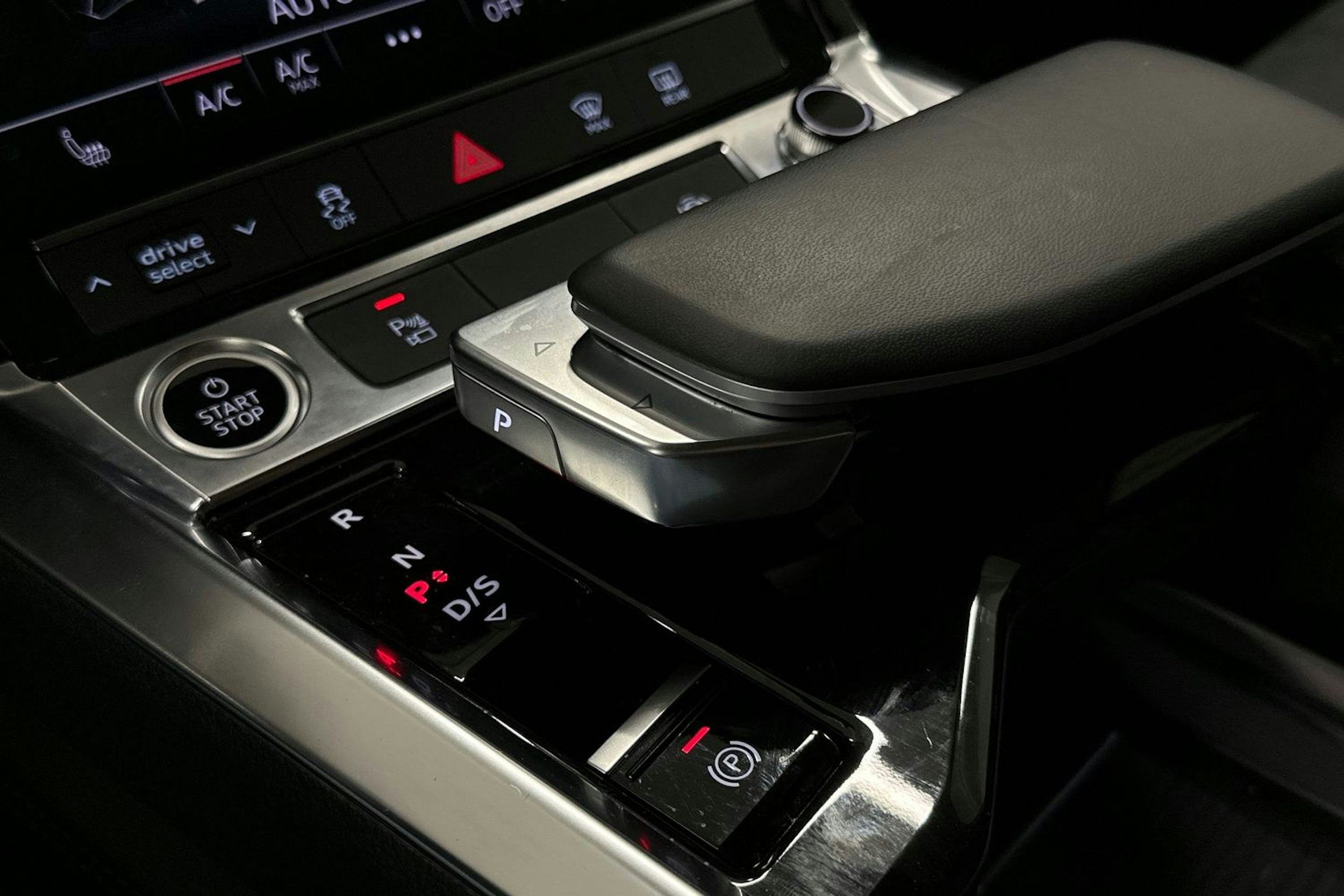 harmaa Audi Q8 e-tron 2024 kuva 32.