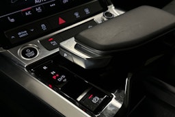 harmaa Audi Q8 e-tron 2024 kuva 32.