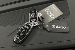 harmaa Audi Q8 e-tron 2024 kuva 33.