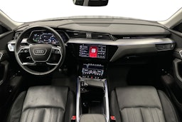 harmaa Audi Q8 e-tron 2024 kuva 9.