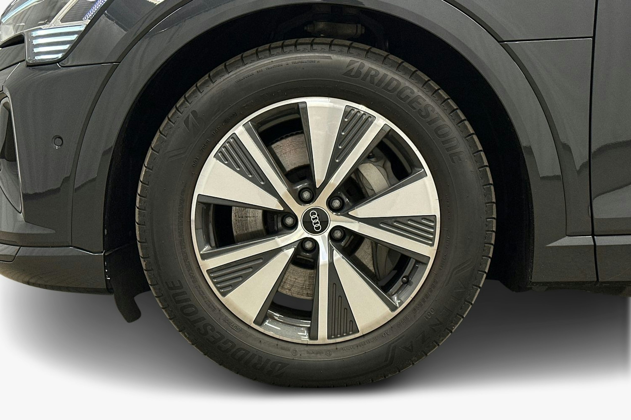 harmaa Audi Q8 e-tron 2024 kuva 11.