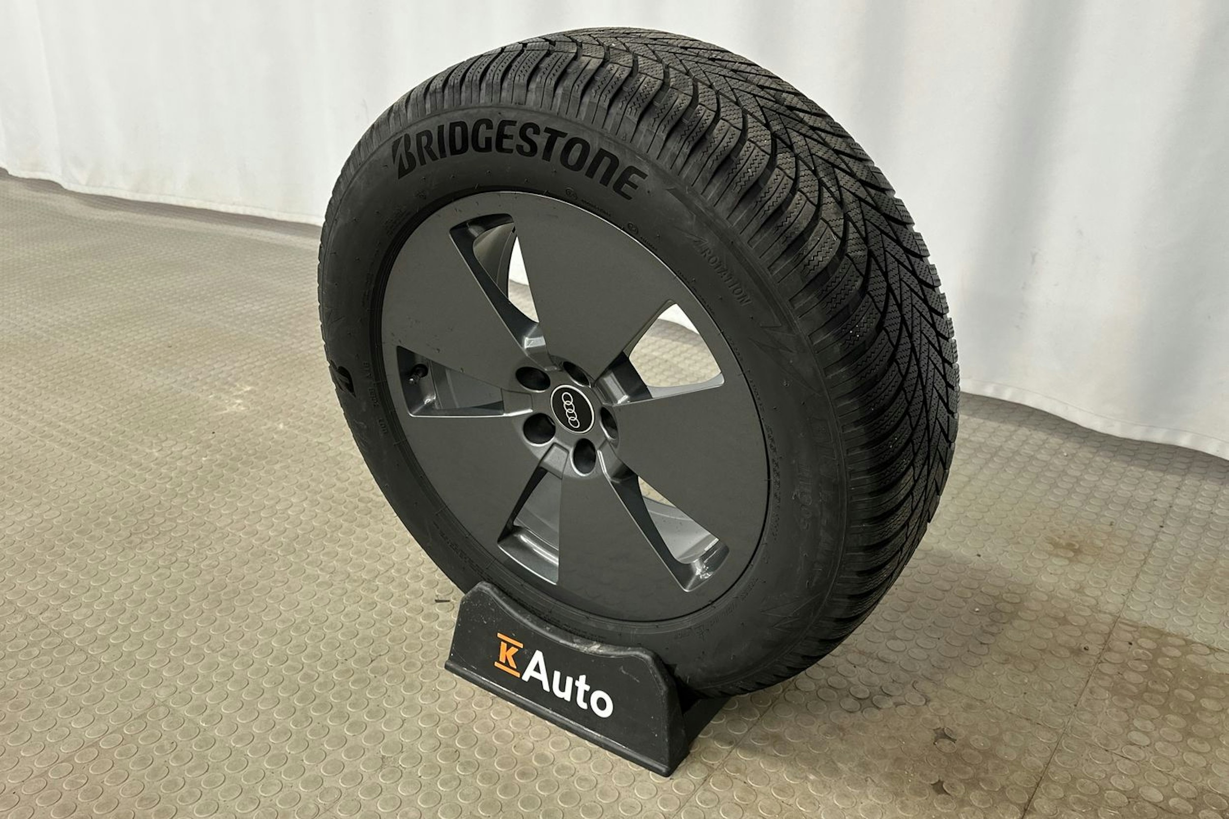 harmaa Audi Q8 e-tron 2024 kuva 12.