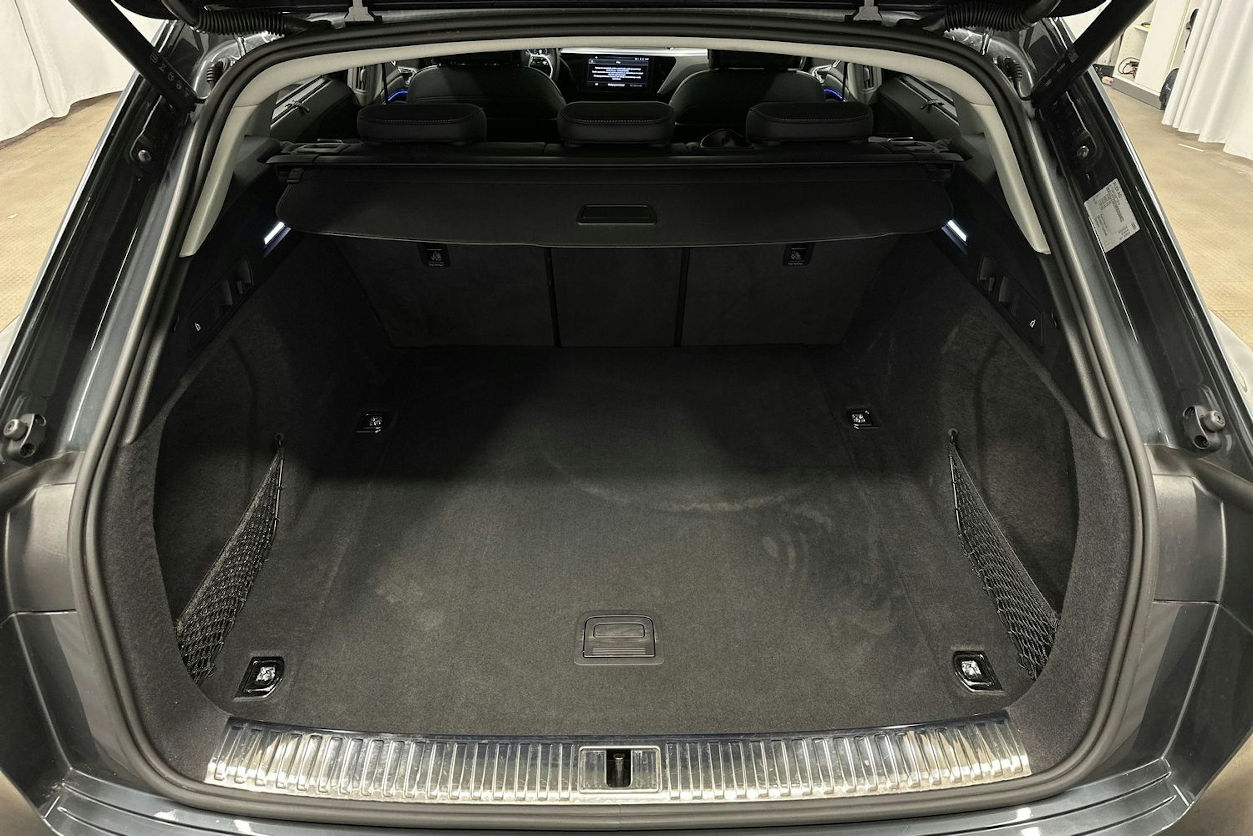 harmaa Audi Q8 e-tron 2024 kuva 13.