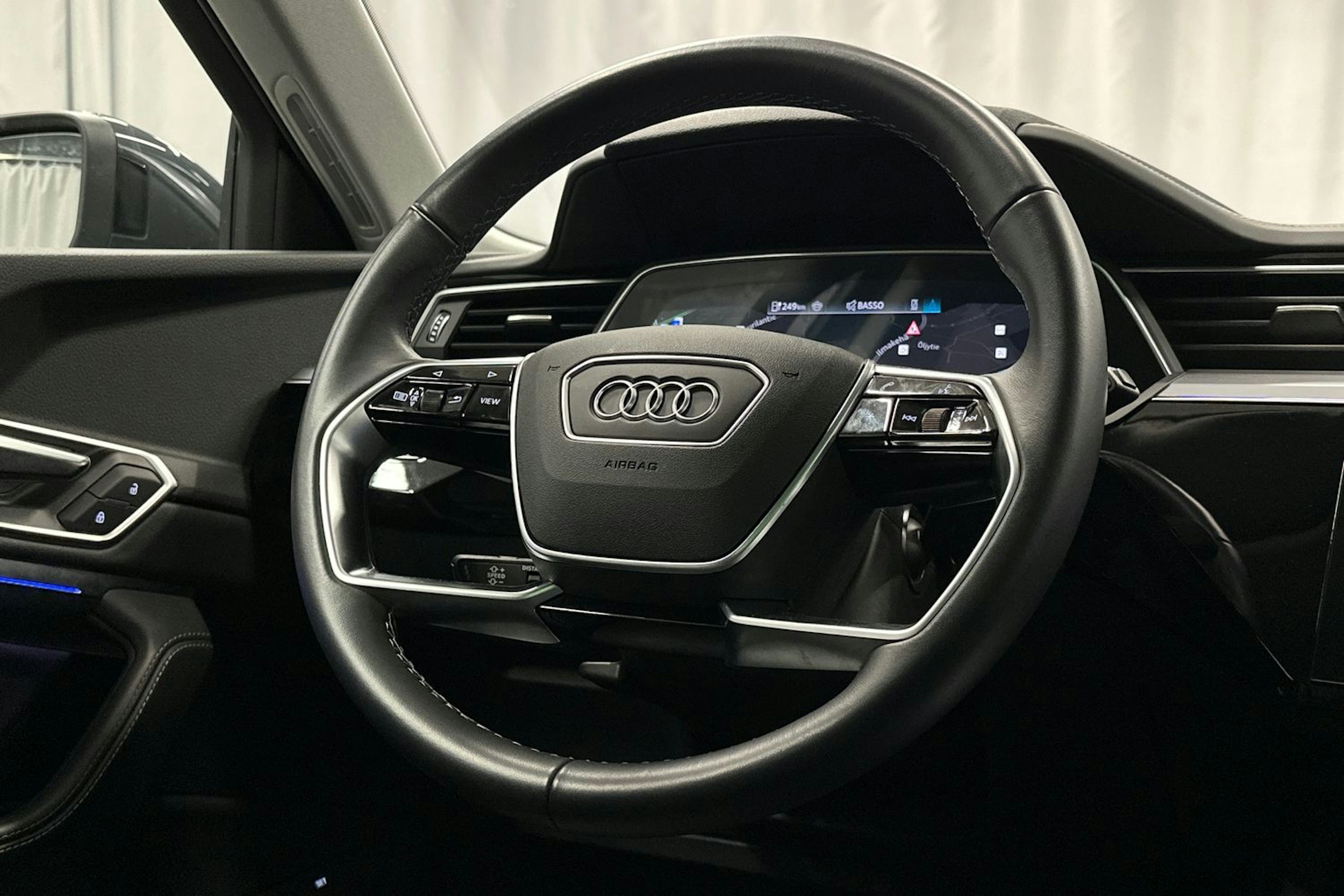 harmaa Audi Q8 e-tron 2024 kuva 16.