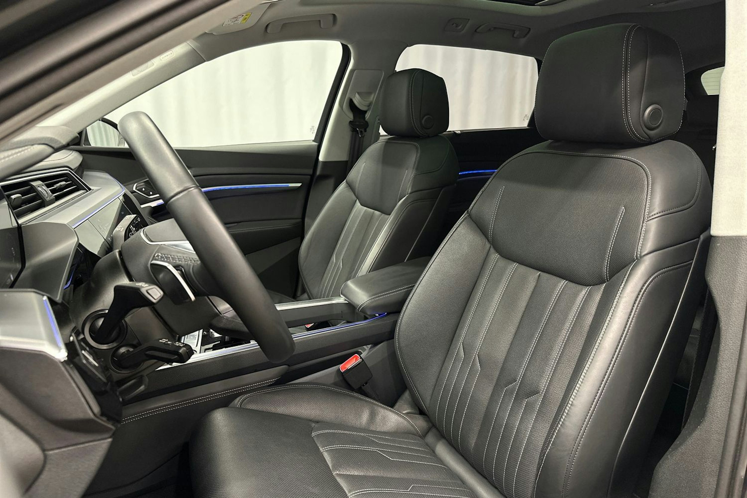 harmaa Audi Q8 e-tron 2024 kuva 17.