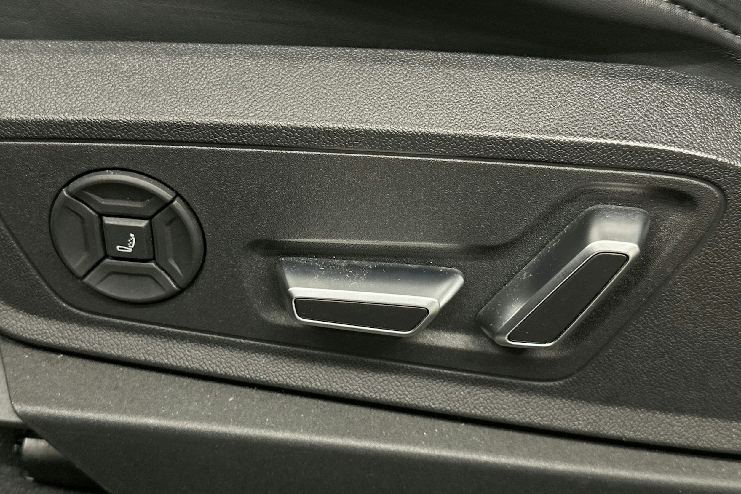 harmaa Audi Q8 e-tron 2024 kuva 19.