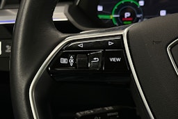harmaa Audi Q8 e-tron 2024 kuva 27.