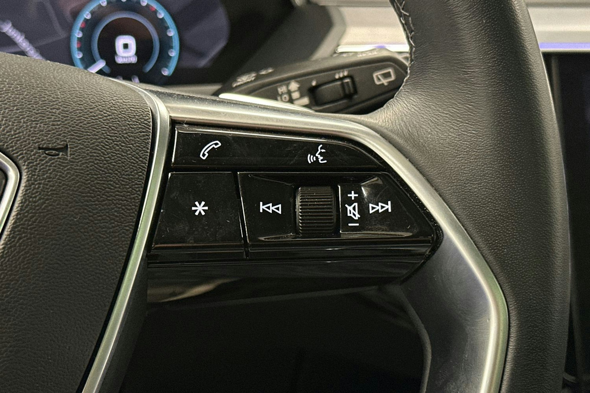 harmaa Audi Q8 e-tron 2024 kuva 28.
