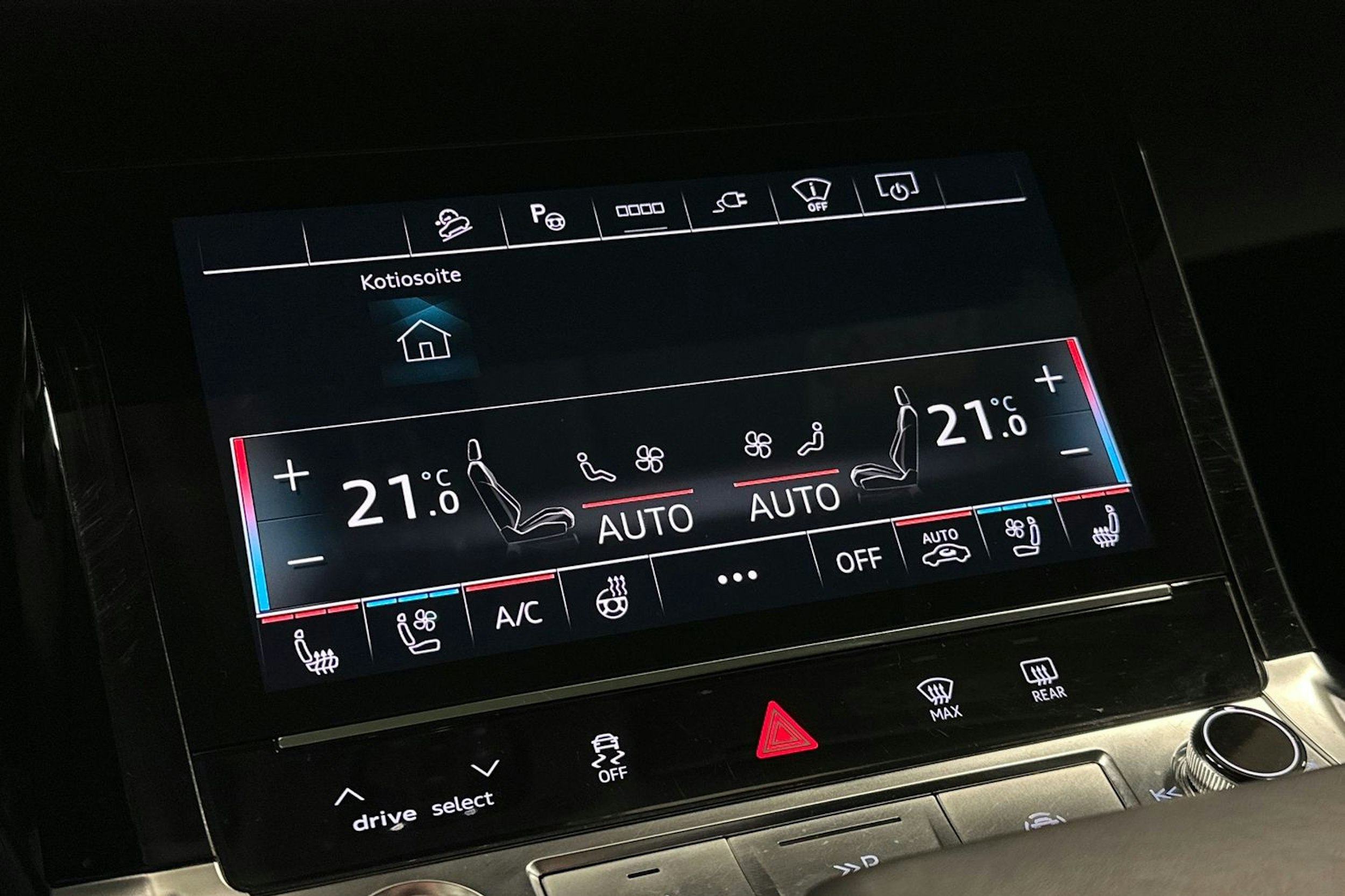 harmaa Audi Q8 e-tron 2024 kuva 29.