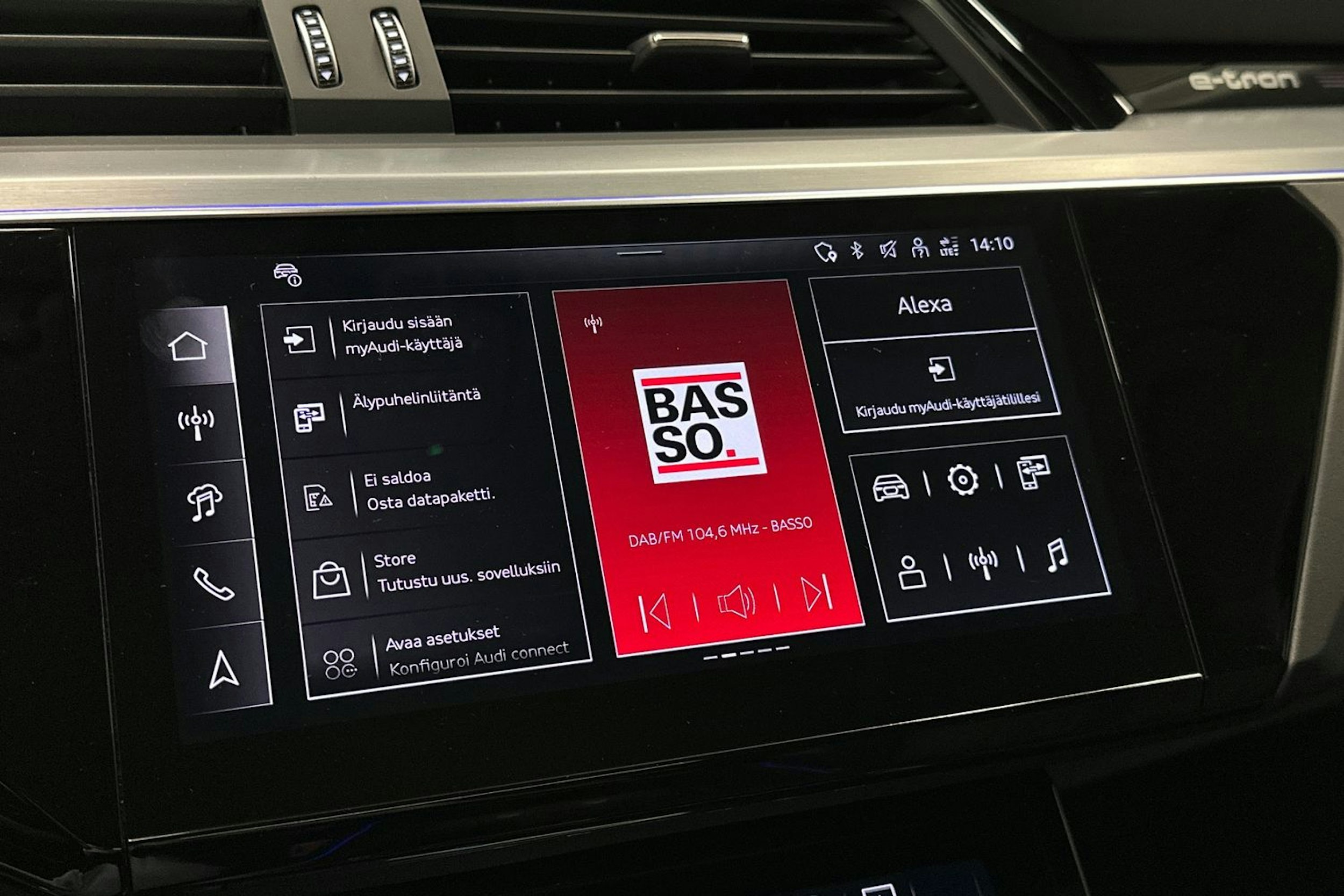 harmaa Audi Q8 e-tron 2024 kuva 30.