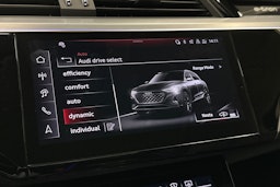 harmaa Audi Q8 e-tron 2024 kuva 33.