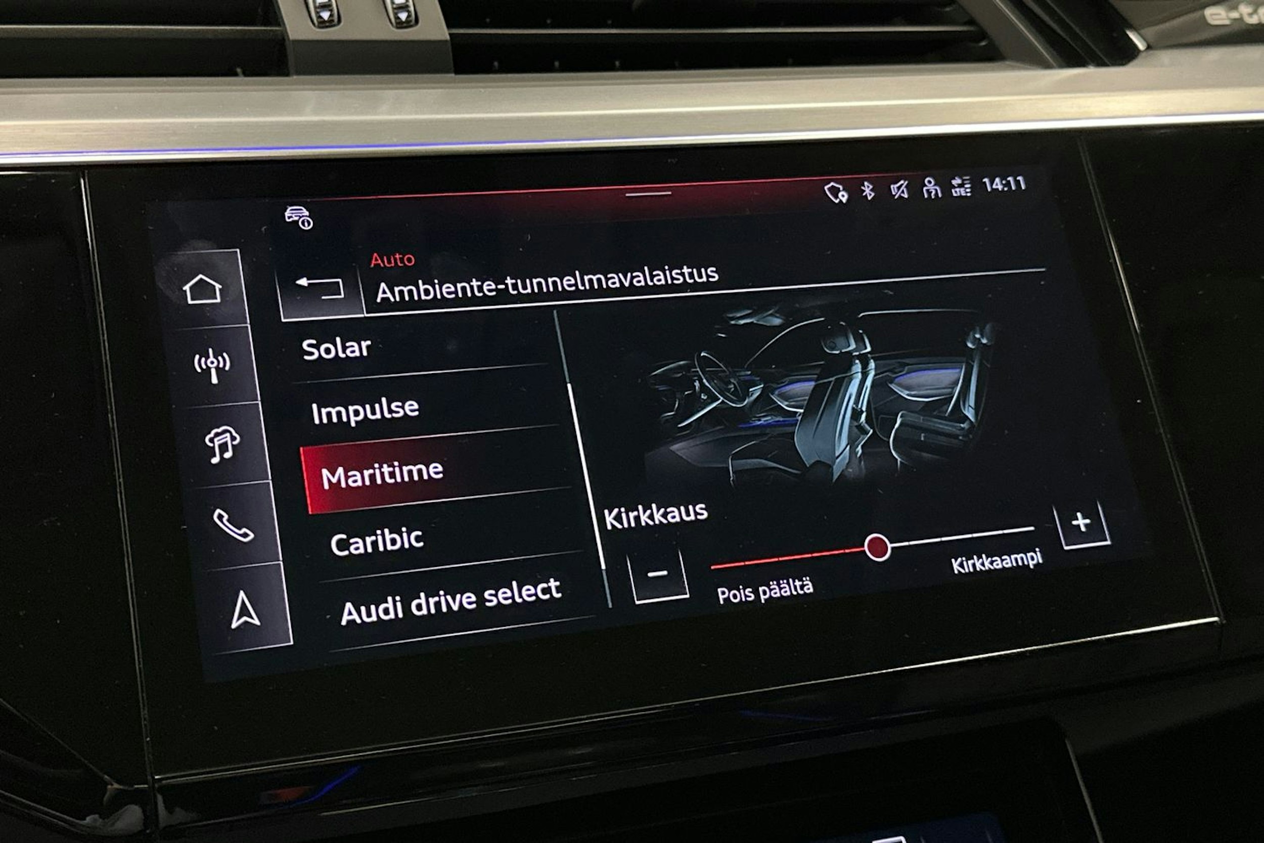 harmaa Audi Q8 e-tron 2024 kuva 34.
