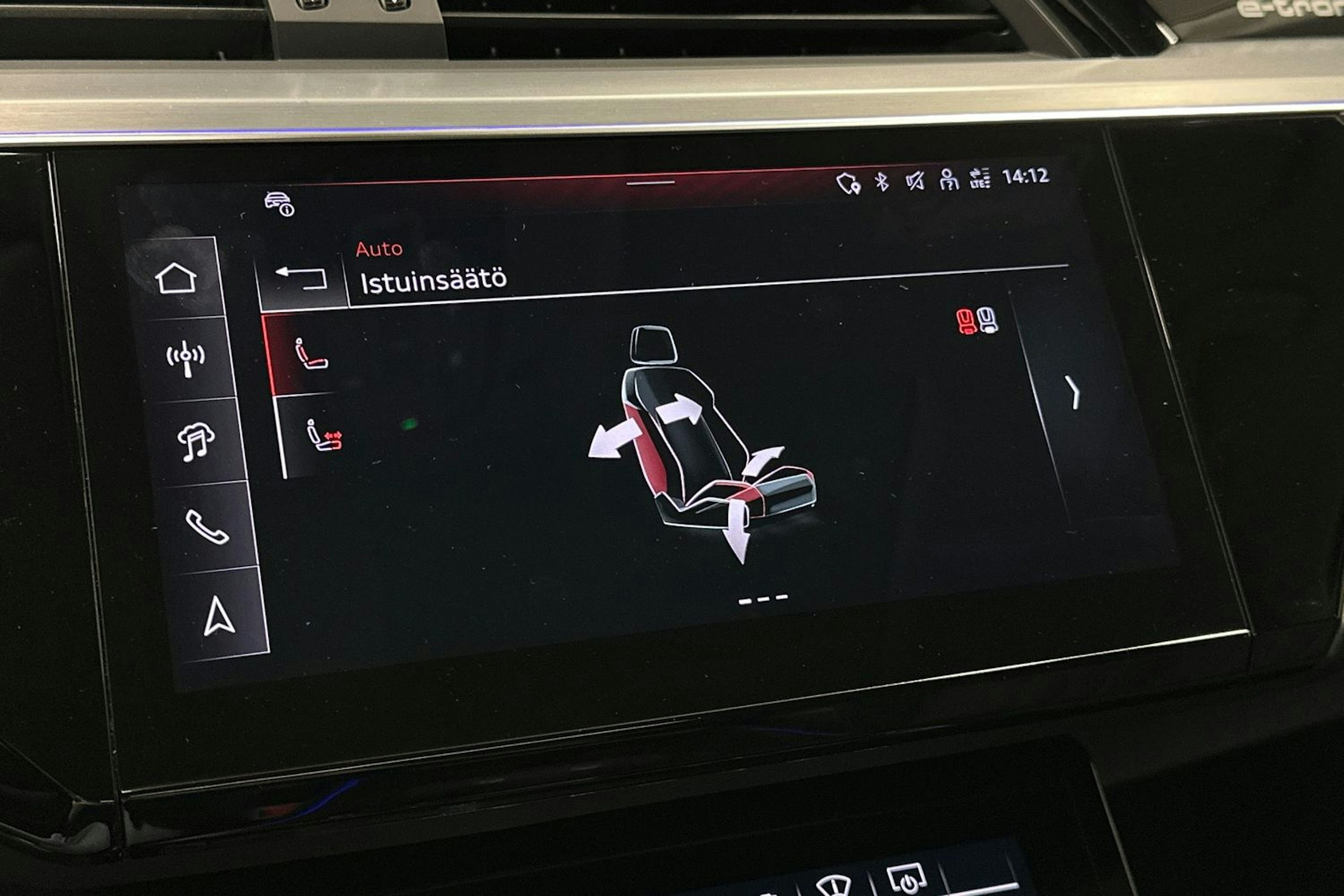harmaa Audi Q8 e-tron 2024 kuva 36.