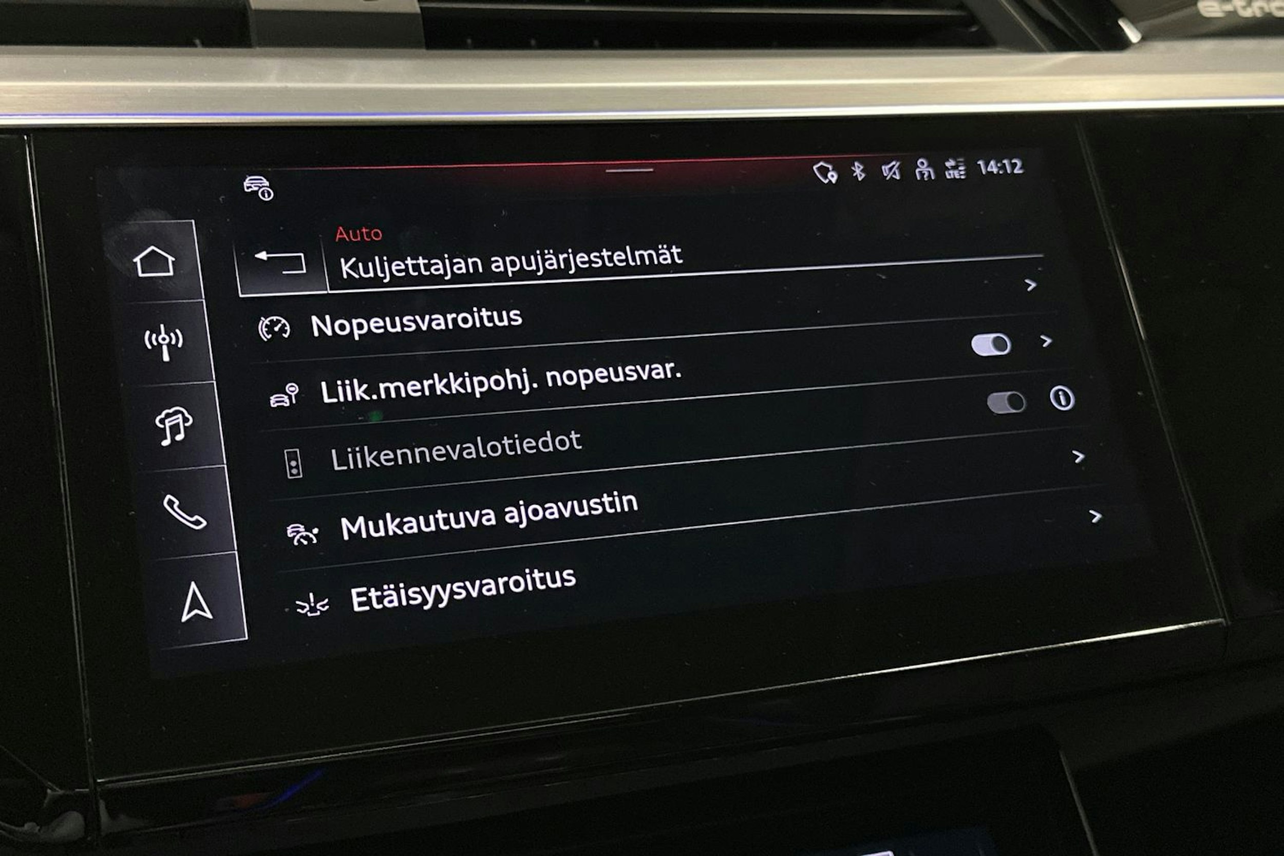 harmaa Audi Q8 e-tron 2024 kuva 38.