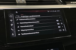 harmaa Audi Q8 e-tron 2024 kuva 40.