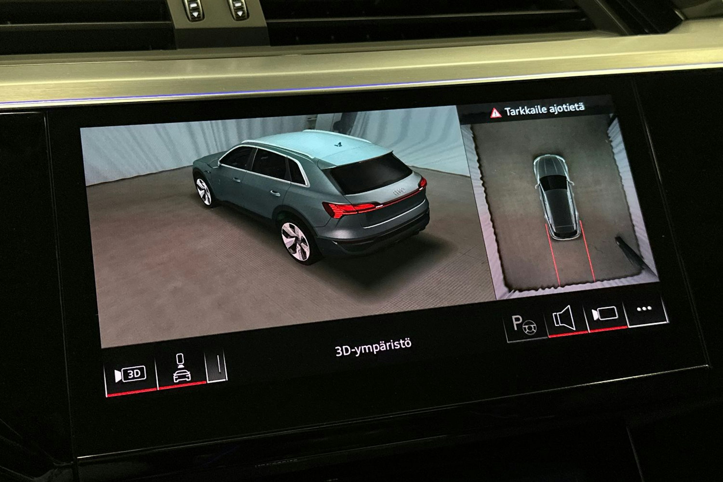 harmaa Audi Q8 e-tron 2024 kuva 42.