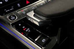 harmaa Audi Q8 e-tron 2024 kuva 43.