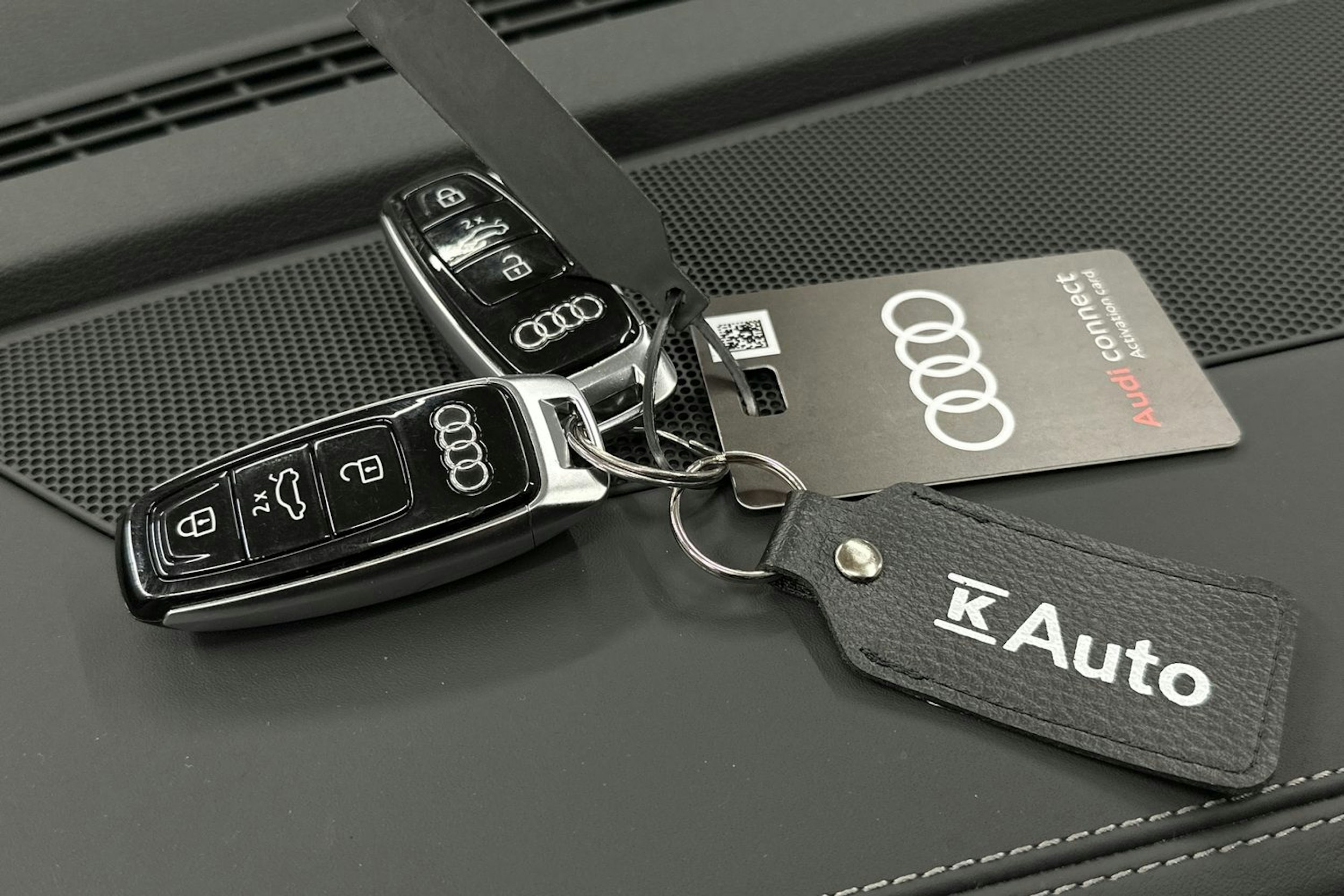 harmaa Audi Q8 e-tron 2024 kuva 44.