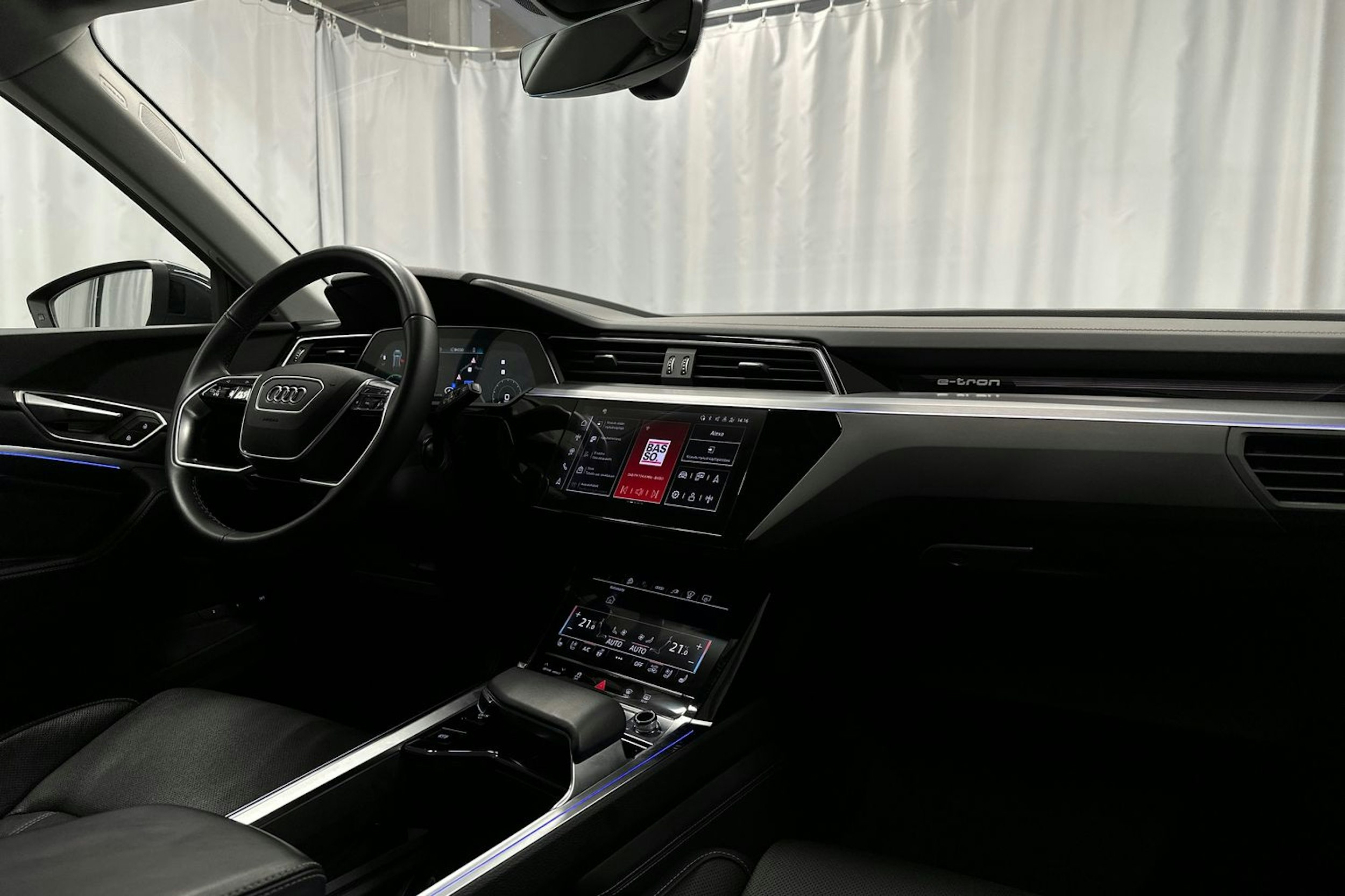 harmaa Audi Q8 e-tron 2024 kuva 45.