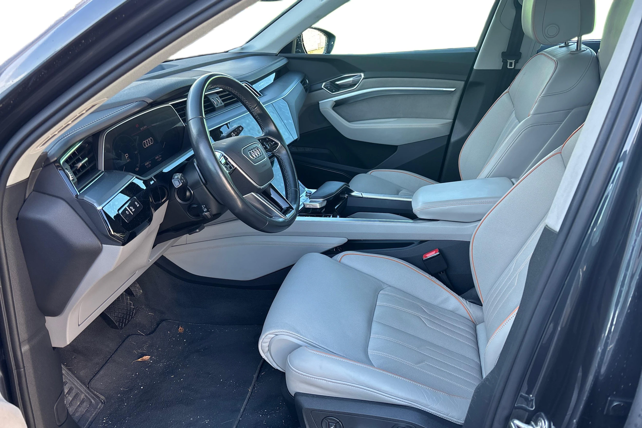 harmaa Audi Q8 e-tron 2024 kuva 3.