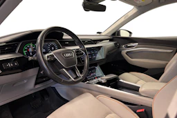 harmaa Audi Q8 e-tron 2024 kuva 6.