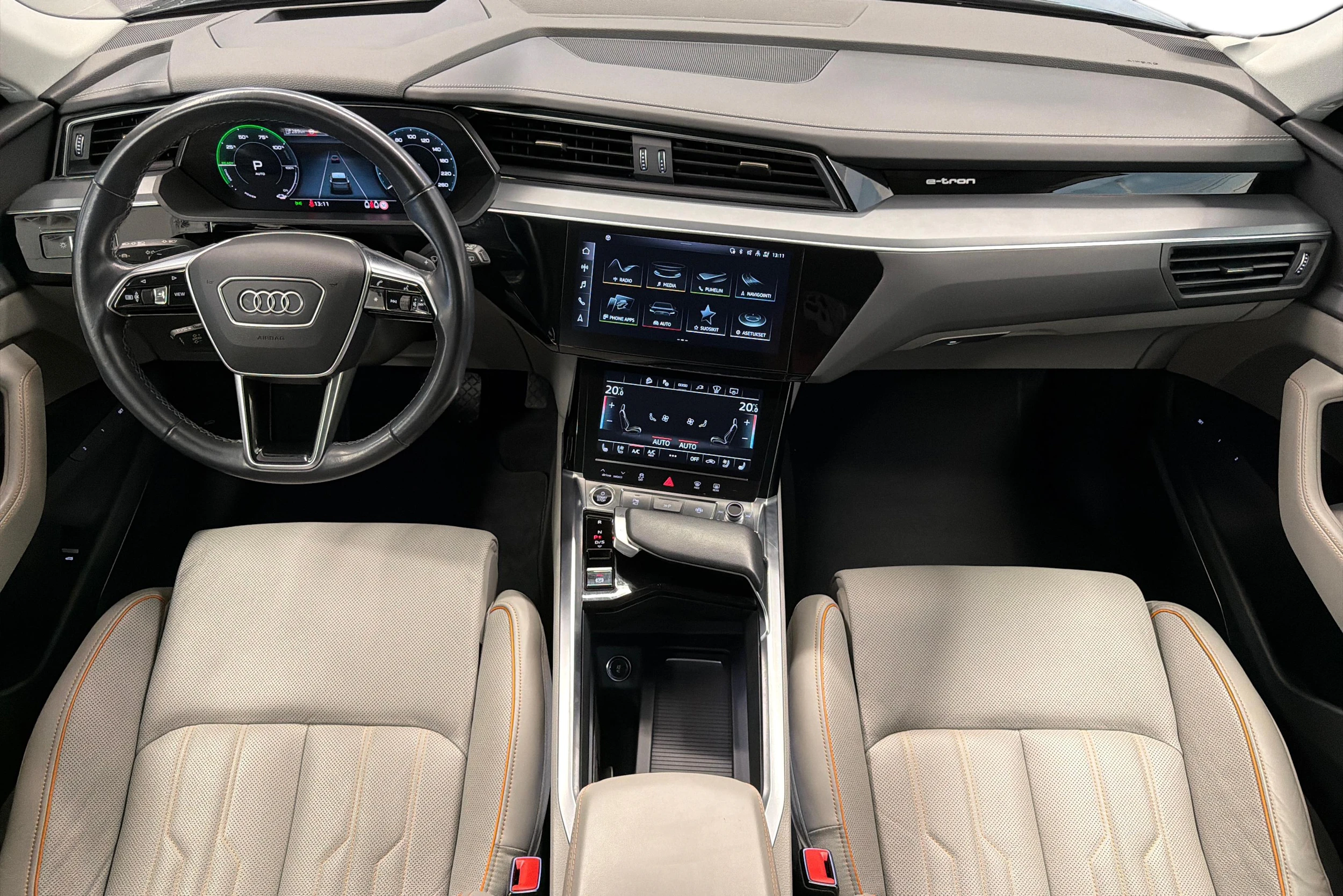 harmaa Audi Q8 e-tron 2024 kuva 7.