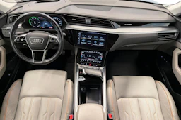harmaa Audi Q8 e-tron 2024 kuva 7.