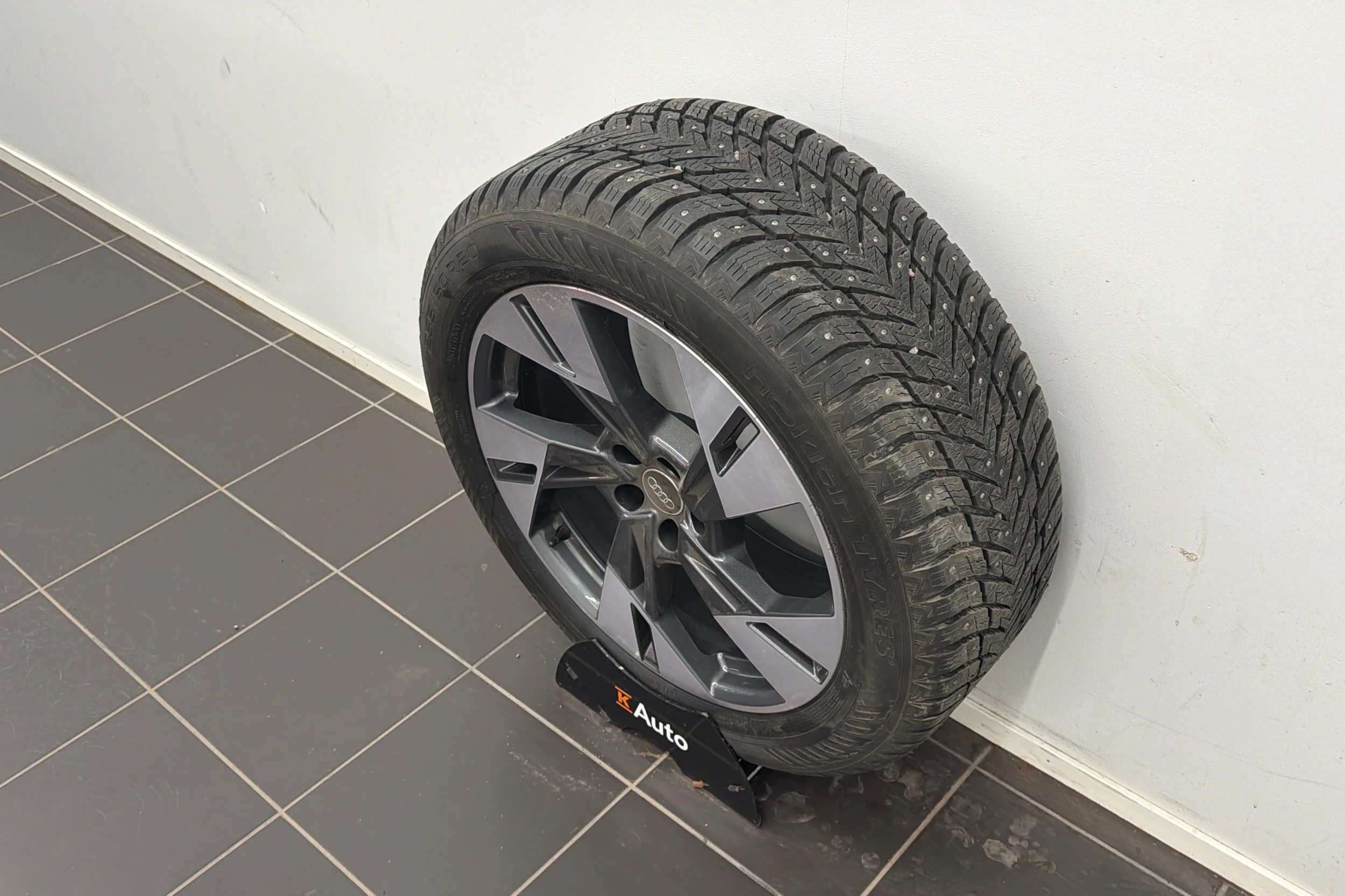 harmaa Audi Q8 e-tron 2024 kuva 10.